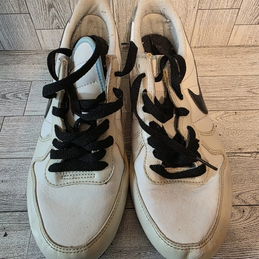 Nike Cream and Black Casual Sneakers