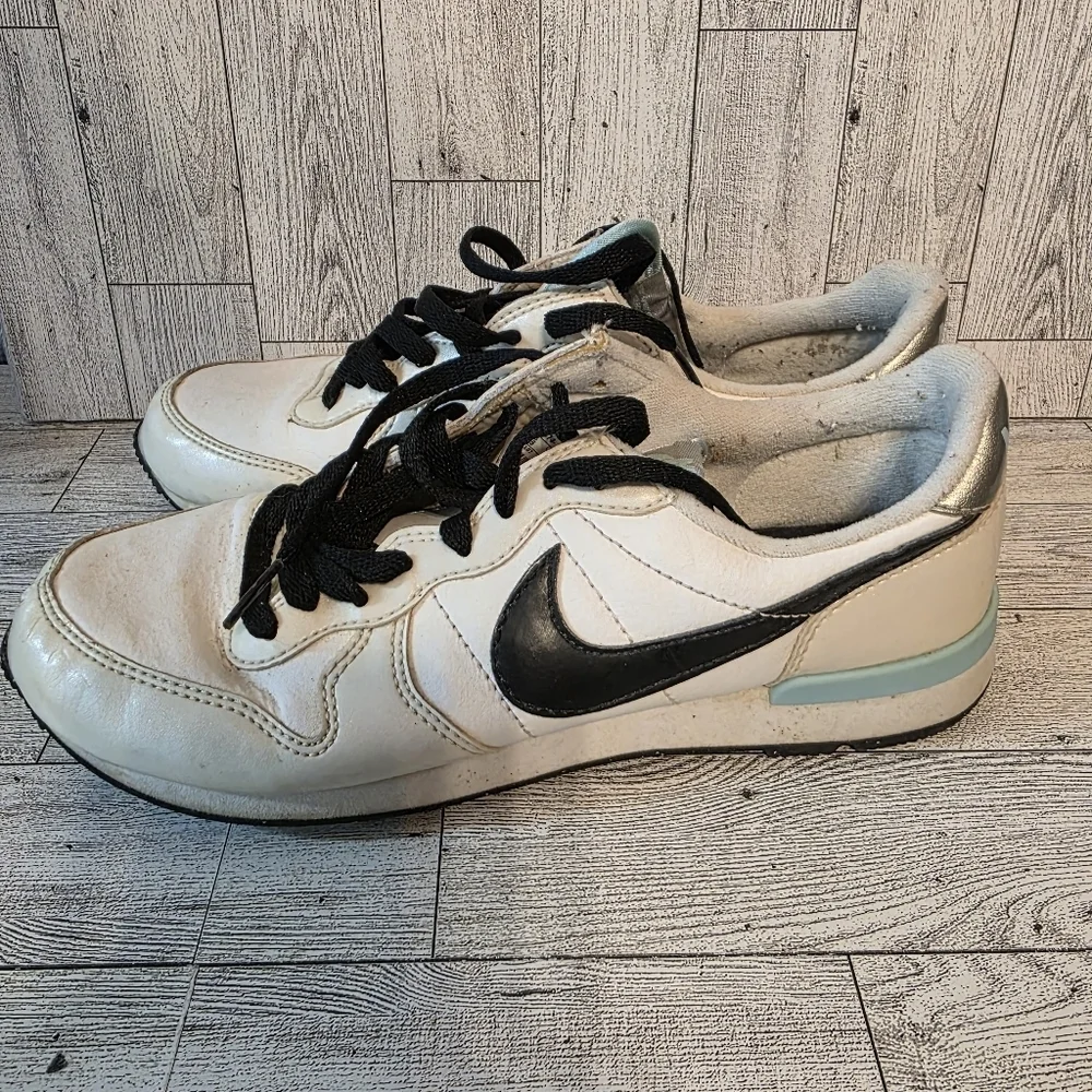 Nike Cream and Black Casual Sneakers