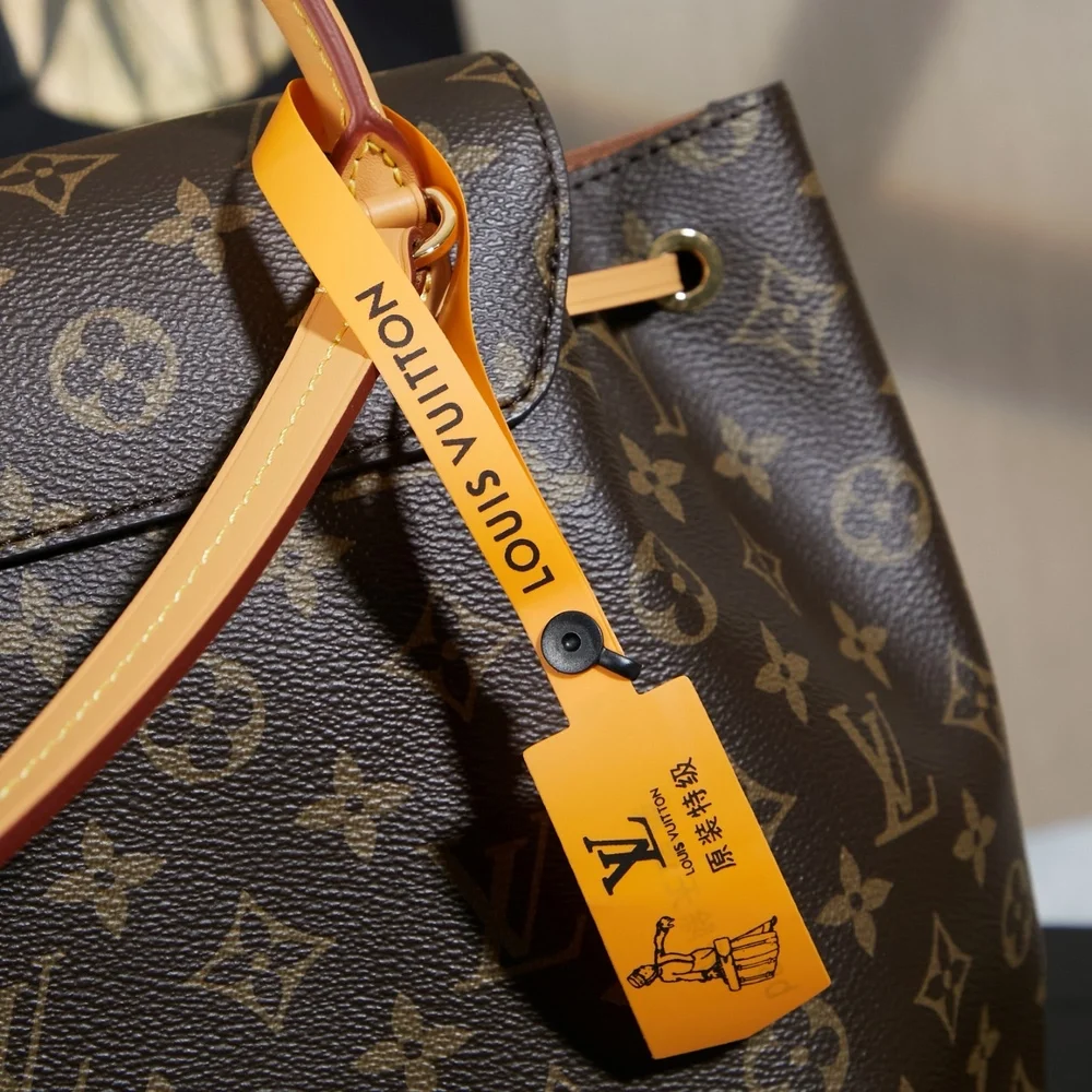 LOUIS VUITTON. dimensions 27