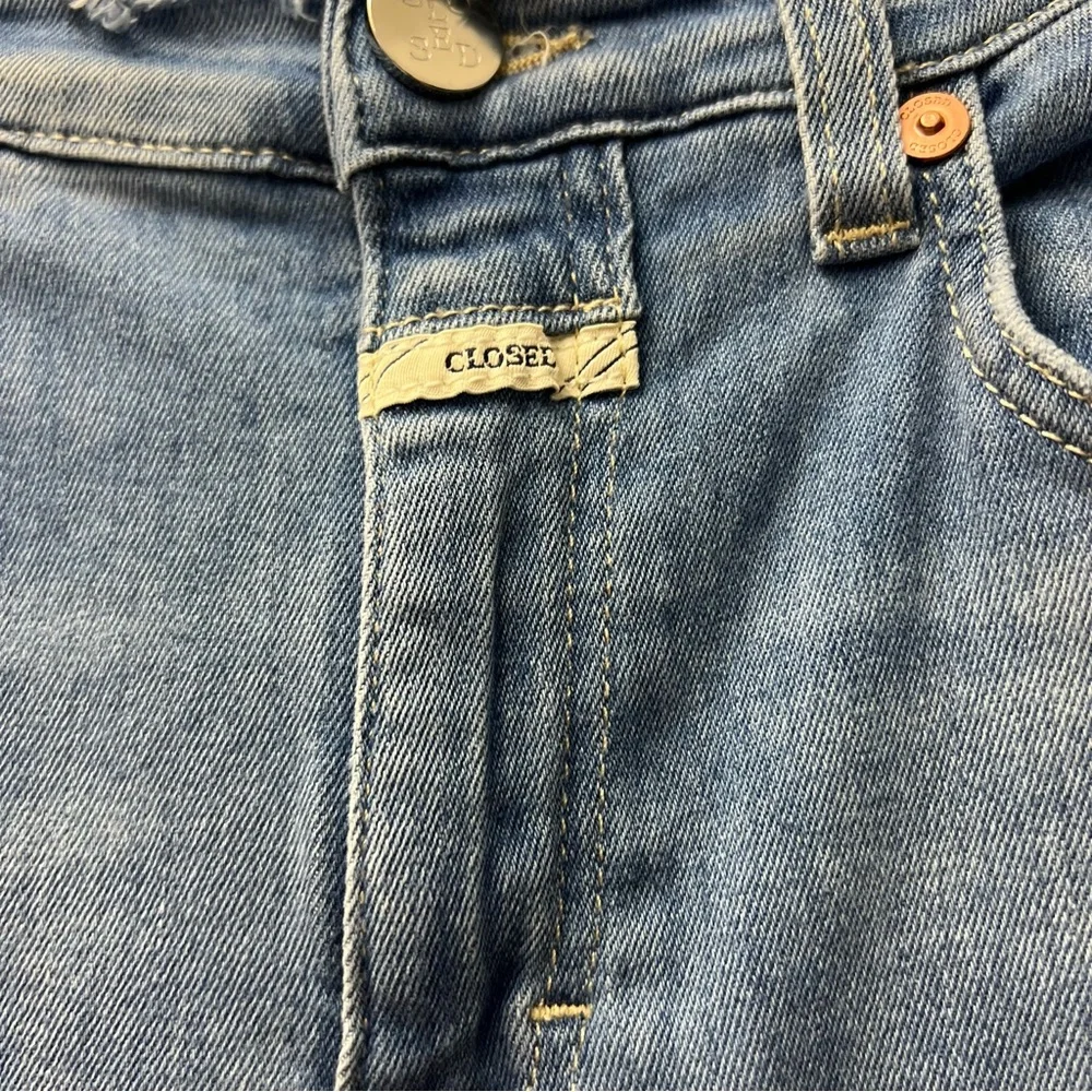 Closed Distressed Waist Light Wash Made In Italy Sz 25