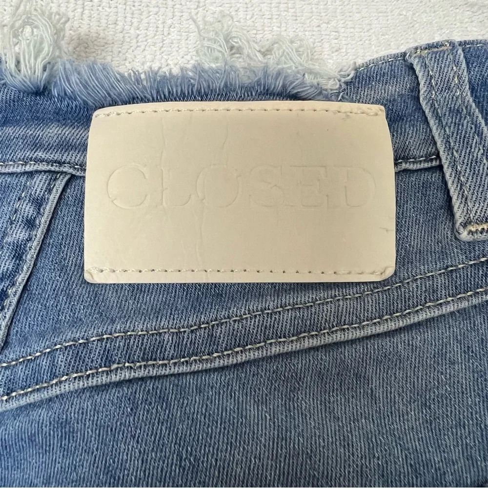 Closed Distressed Waist Light Wash Made In Italy Sz 25