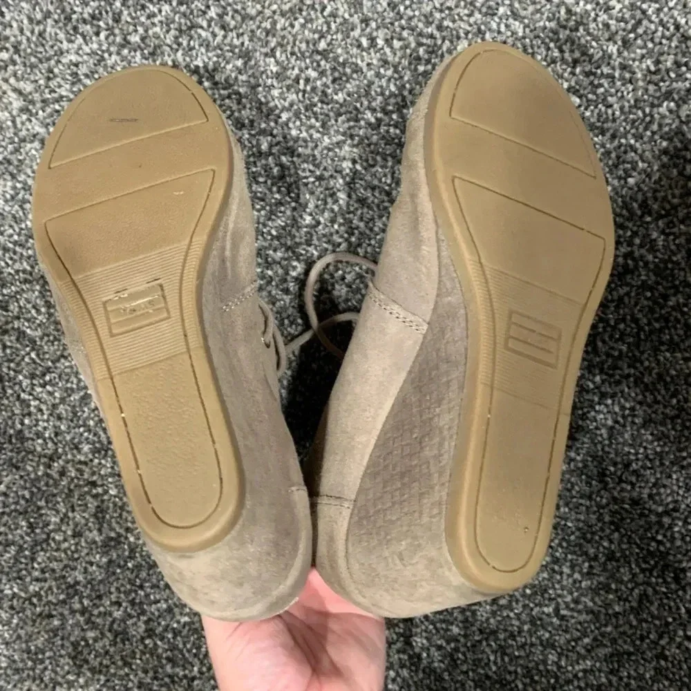 Toms tan wedges