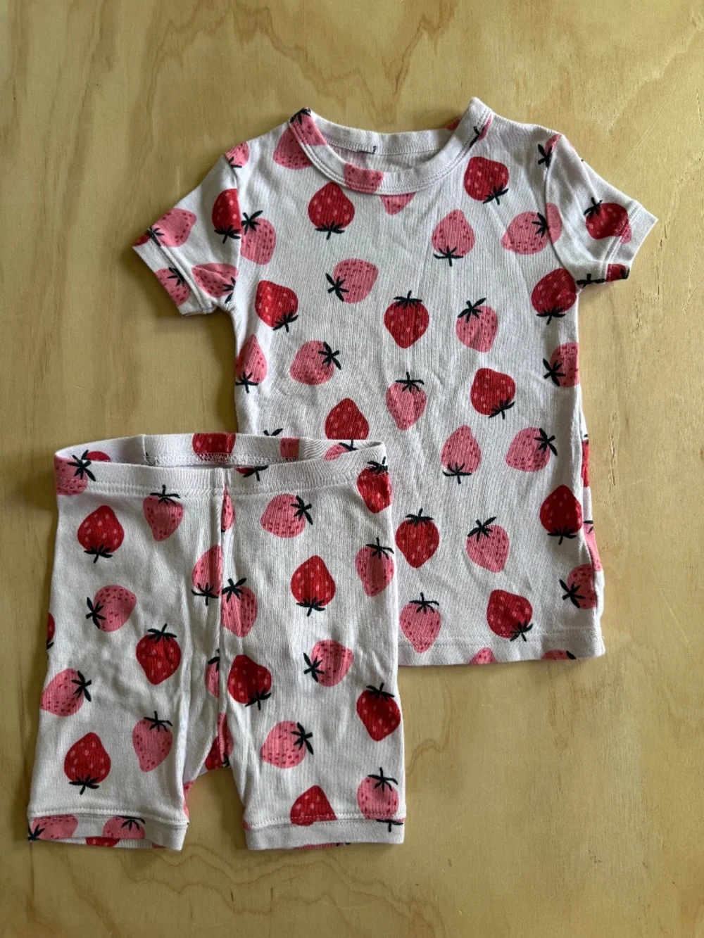 Gap strawberry print shortie pajamas • size 4 little kid • organic cotton