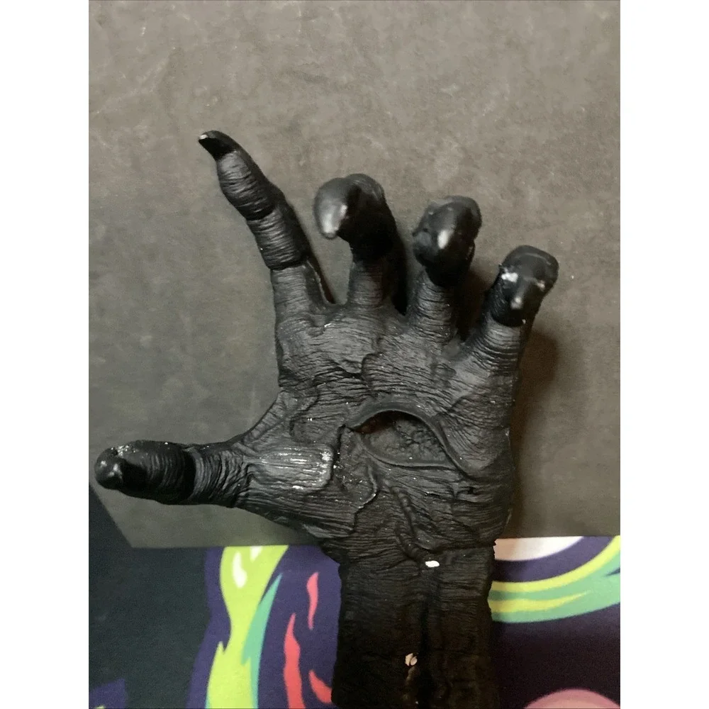 Spooky Hand Wall Sculpture/Decoration Halloween Wall Mount Easy Nice Scary B2