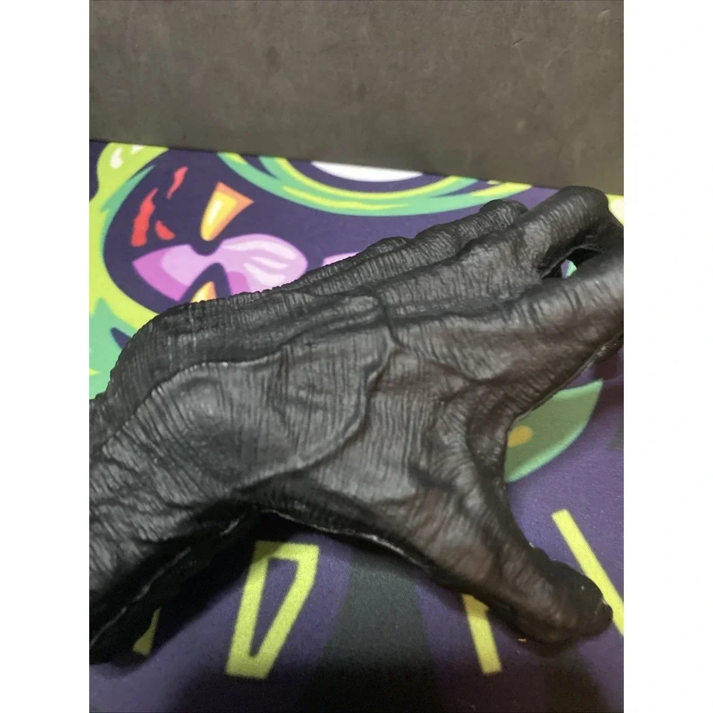 Spooky Hand Wall Sculpture/Decoration Halloween Wall Mount Easy Nice Scary B2