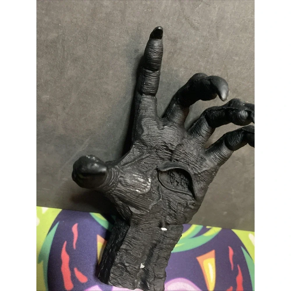 Spooky Hand Wall Sculpture/Decoration Halloween Wall Mount Easy Nice Scary B2
