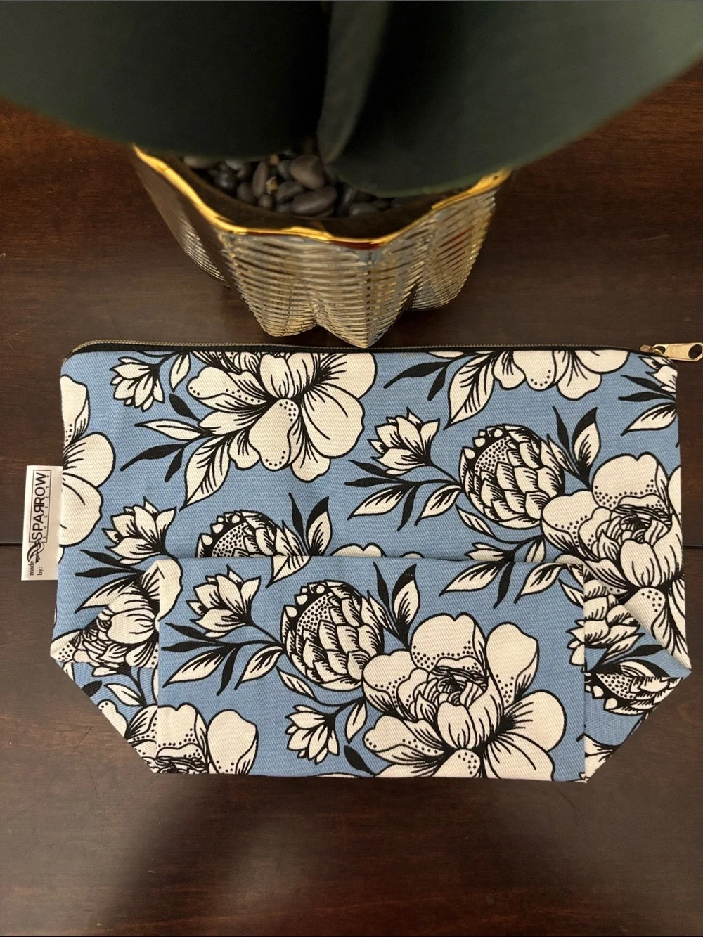 Elizabeth Arden closure has compact