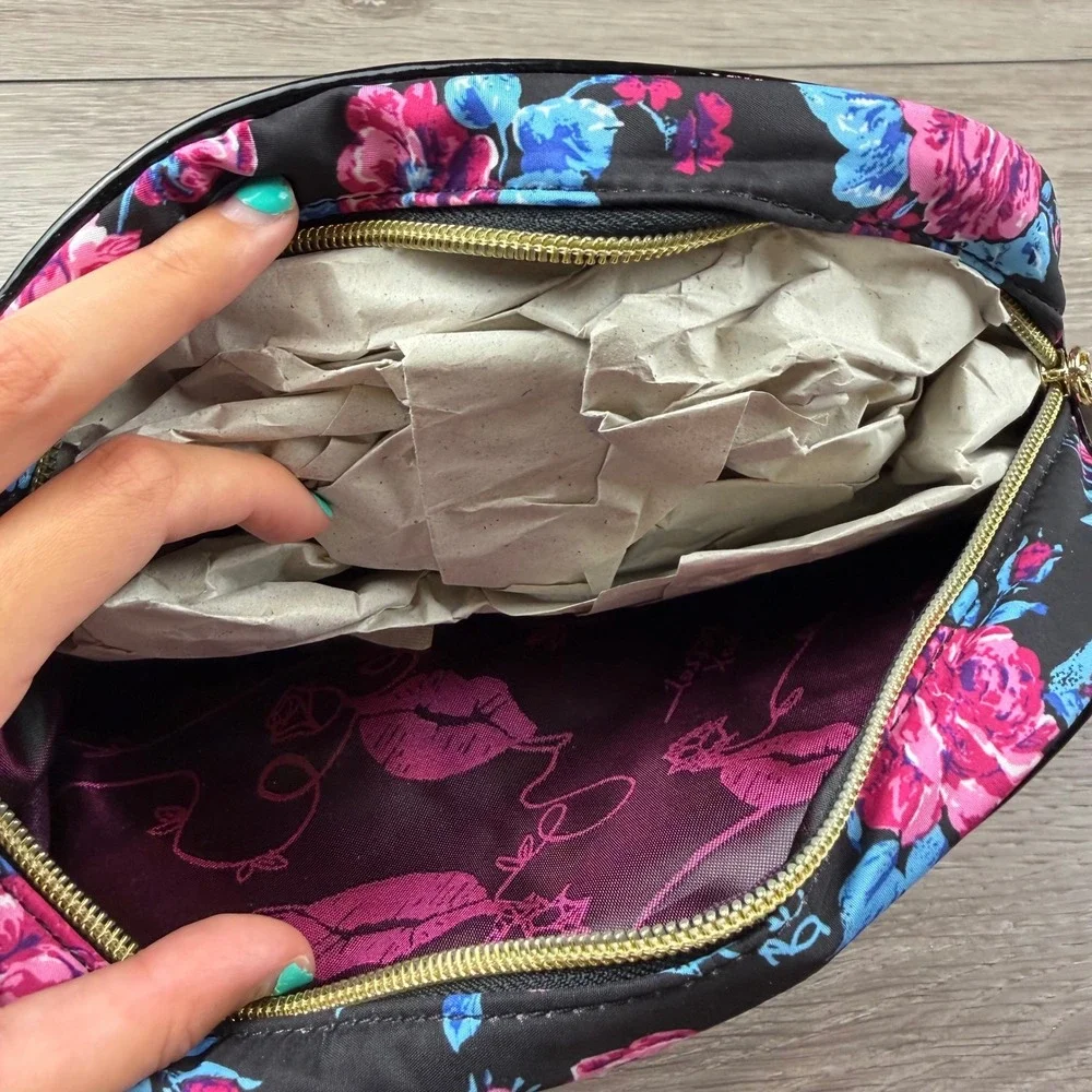 Betsey Johnson travel case odor