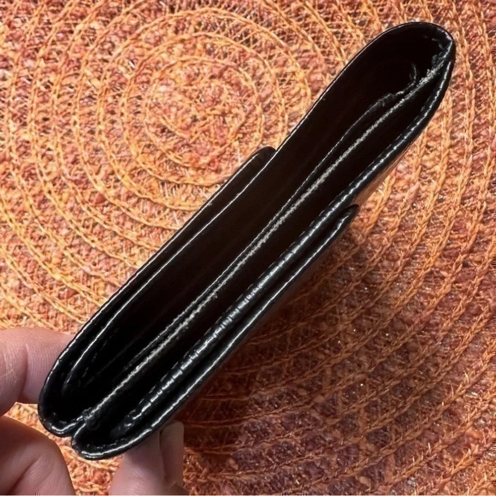 Louis Vuitton Malletier Epi Leather Elise Wallet. Black