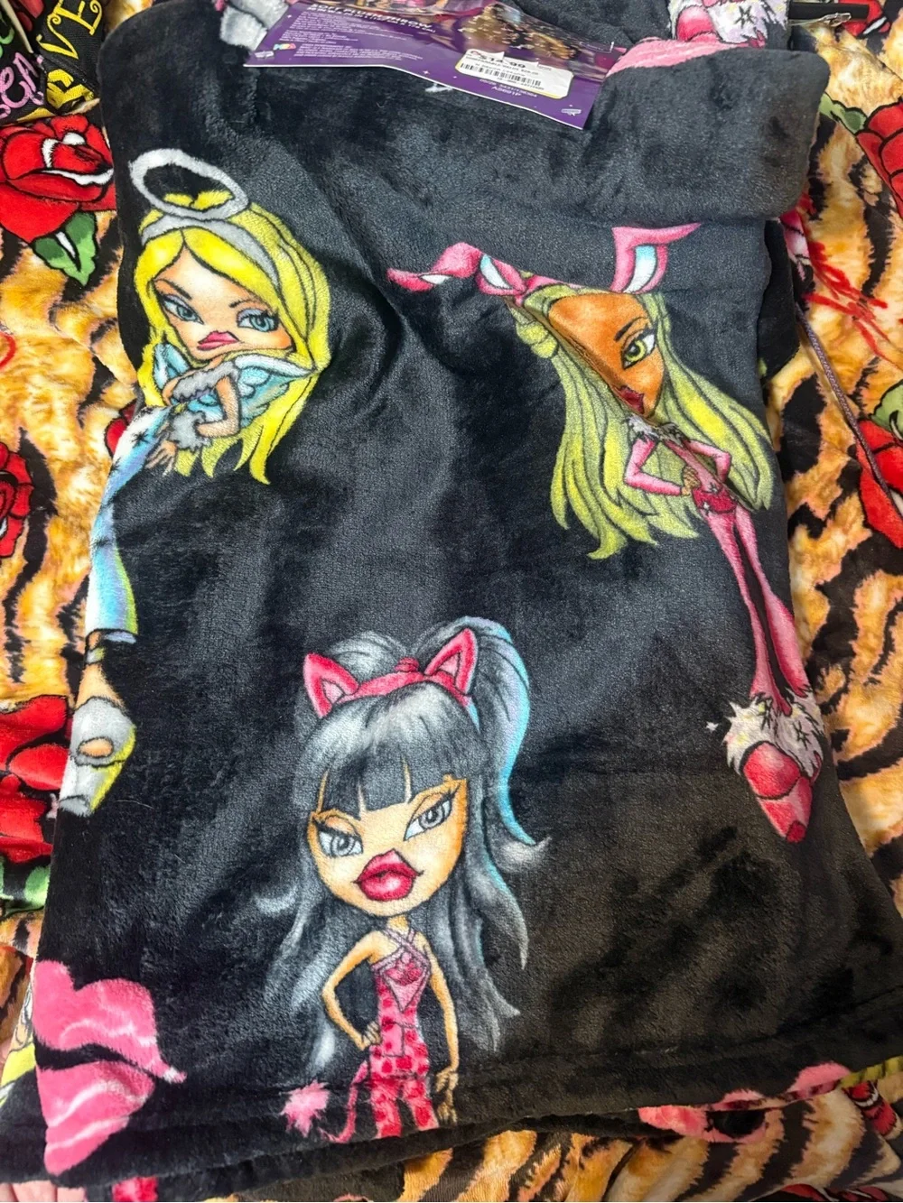 Bratz Black & Pink Plush Throw Blanket - Soft Home Bedding