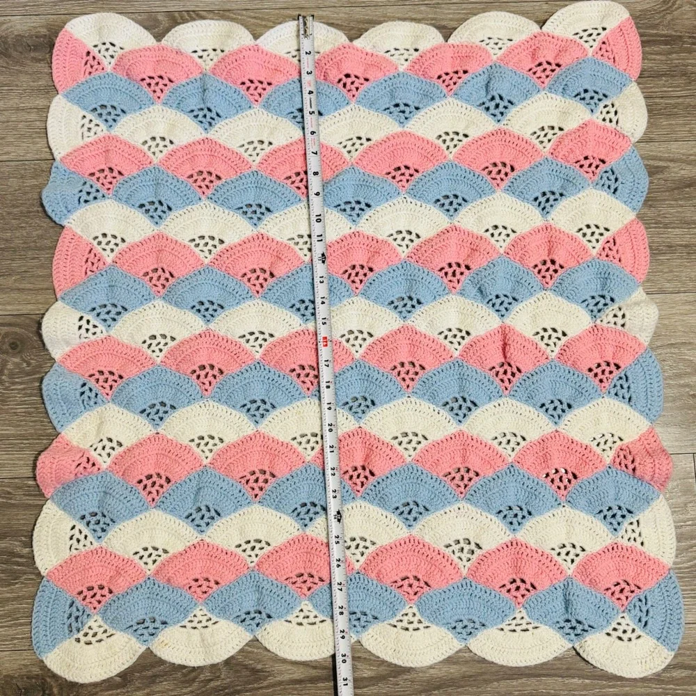 Handmade‎ Crochet Baby Blanket Pink Blue White Shell Stitch Scalloped Edge 28x30