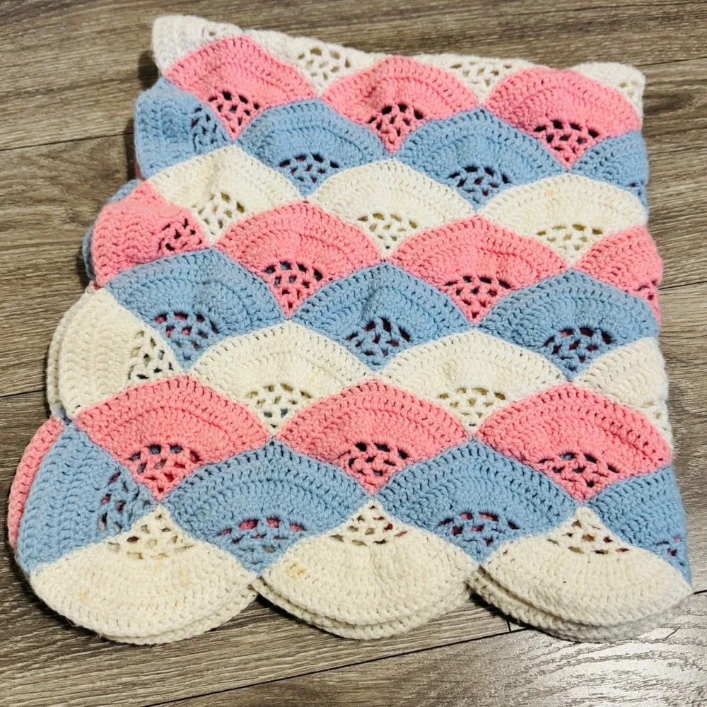 Handmade‎ Crochet Baby Blanket Pink Blue White Shell Stitch Scalloped Edge 28x30
