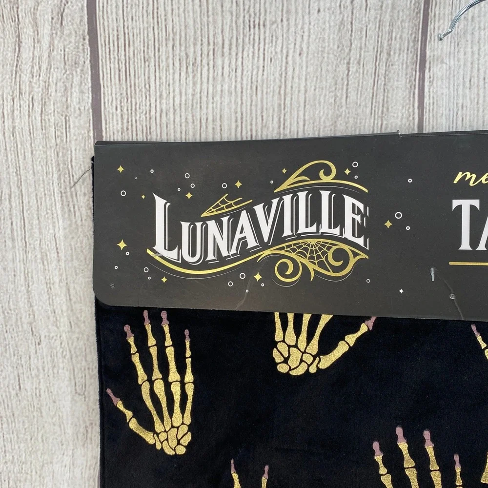 Lunaville table runner