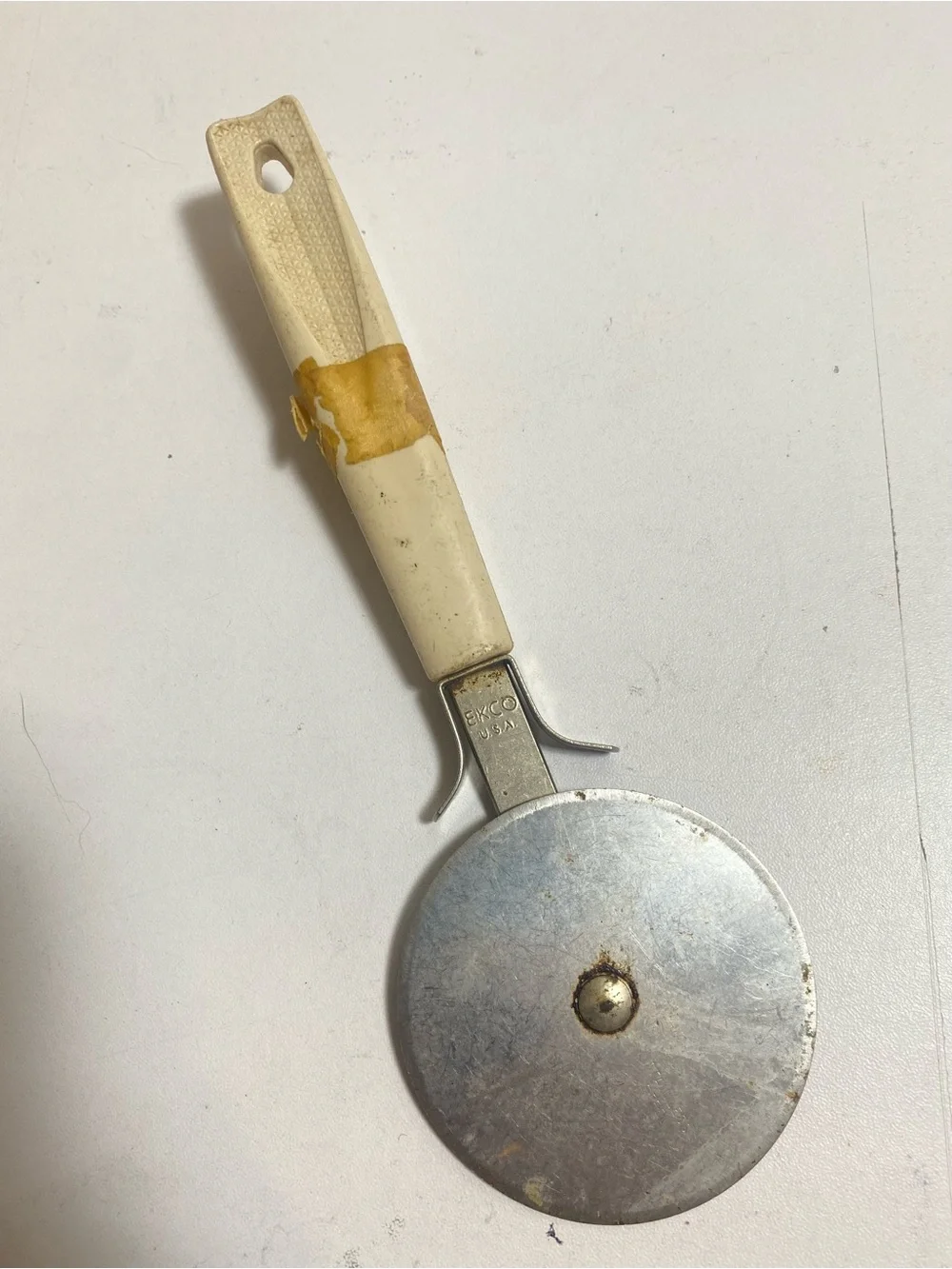 Vintage EKCO USA Pizza Cutter Wheel Ivory Handle 8”