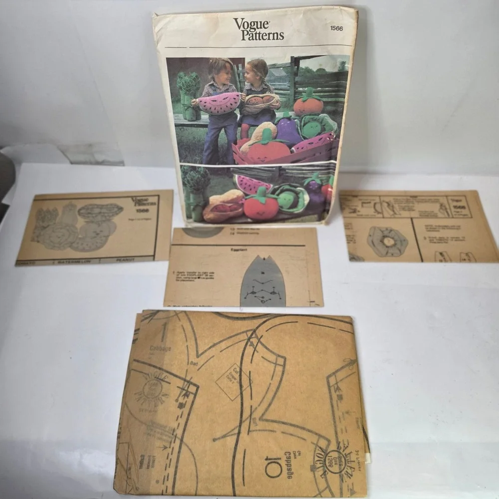 Vtg 1976 Vogue 1566 Sewing Pattern Stuffed Vegetable Toys Cushions Pillows Uncut