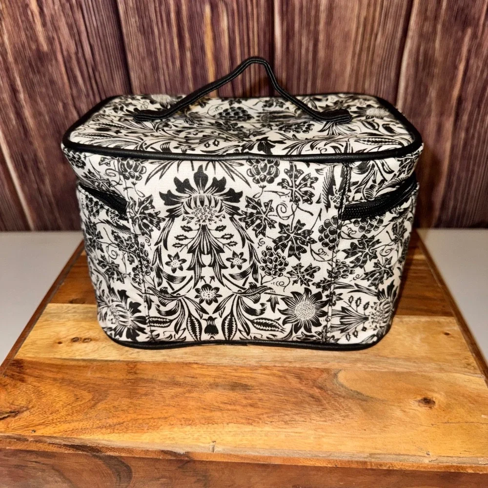 B.T. Rosso Cosmetic Case Women OS White Black Floral Heart Zipper Vanity Bag