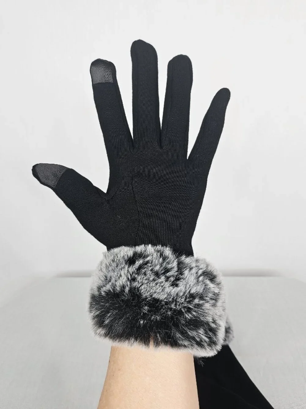 2 Chic palm touchscreen seller