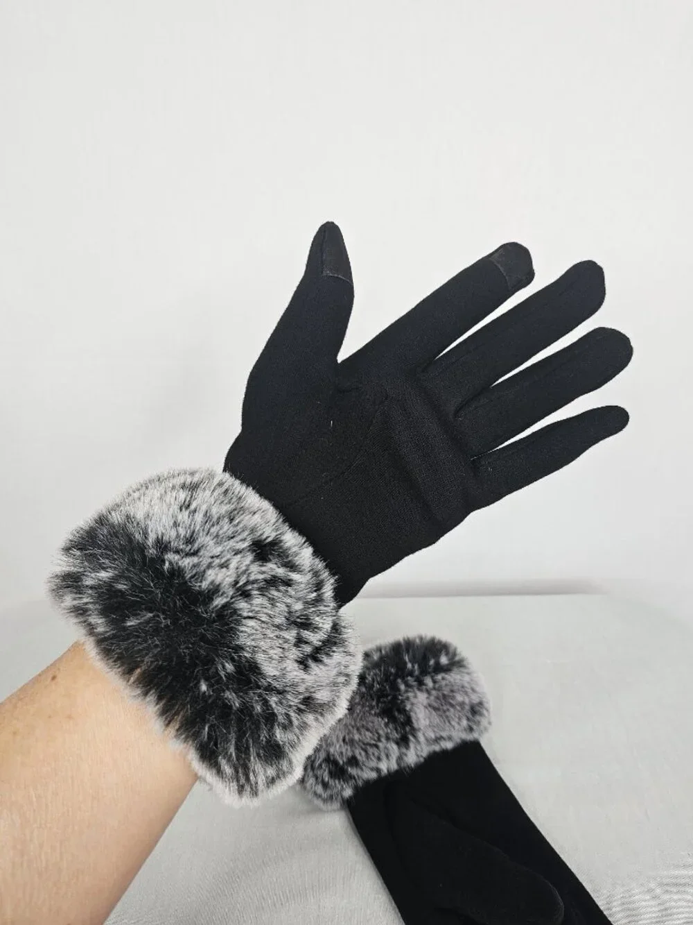 2 Chic cotton gloves attached
