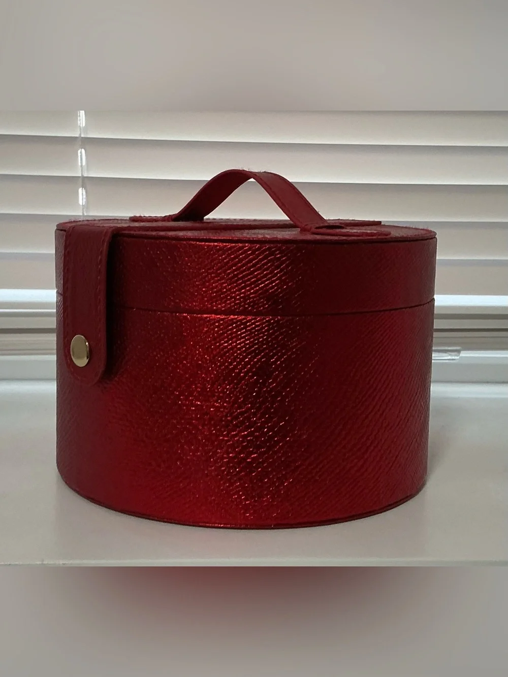 Elizabeth Arden Red Textured Round Makeup Case with Handle