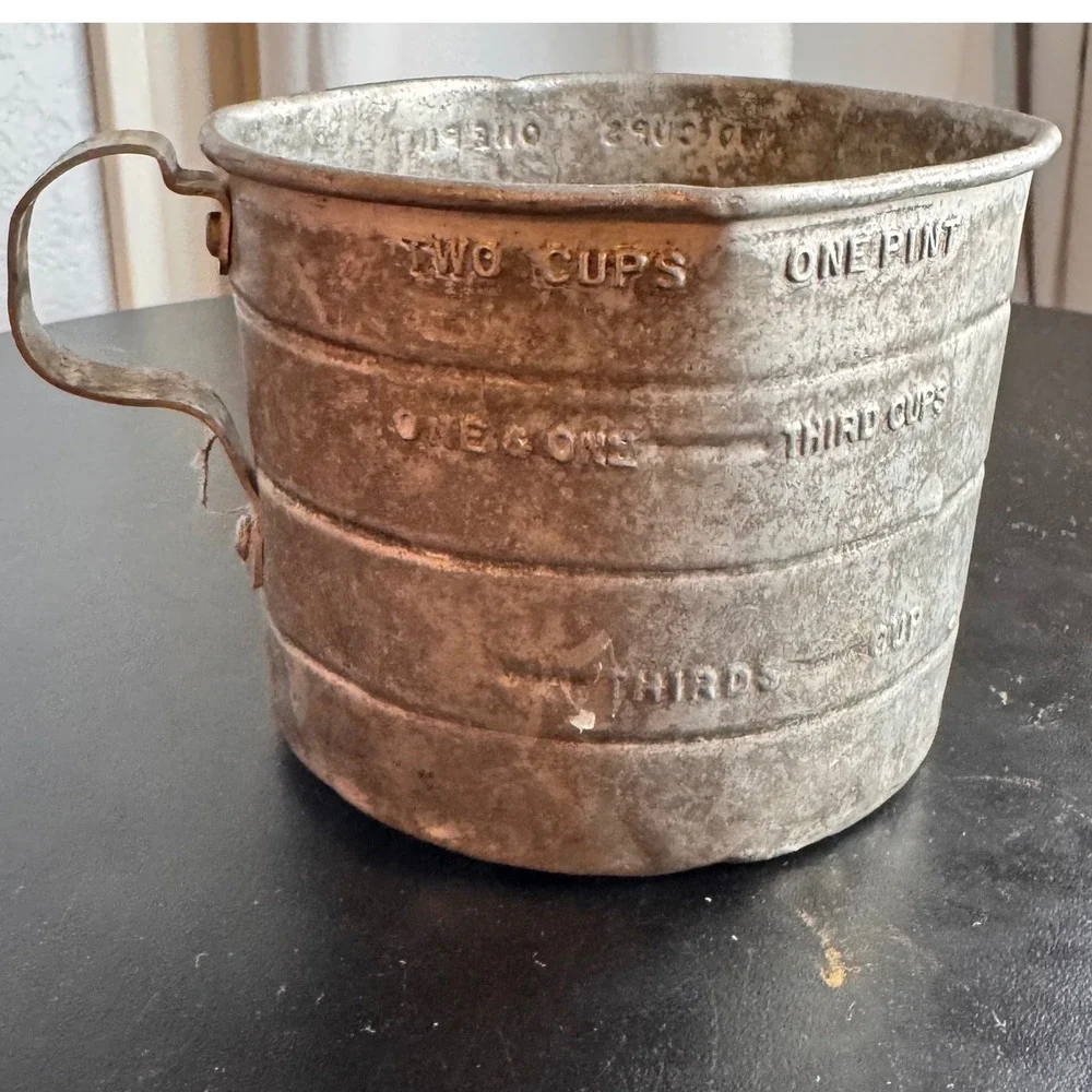 VTG USA Aluminum Measuring Cup Embossed Graduations‎ Two Cup Capacity Farmhouse