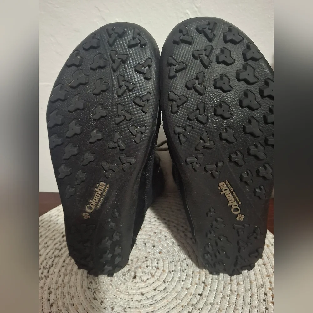Columbia Black Quilted Winter Boots with Faux Fur Size 9.