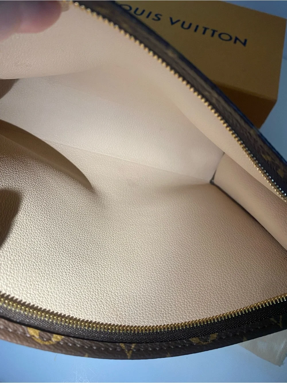 Louis Vuitton toiletry 26