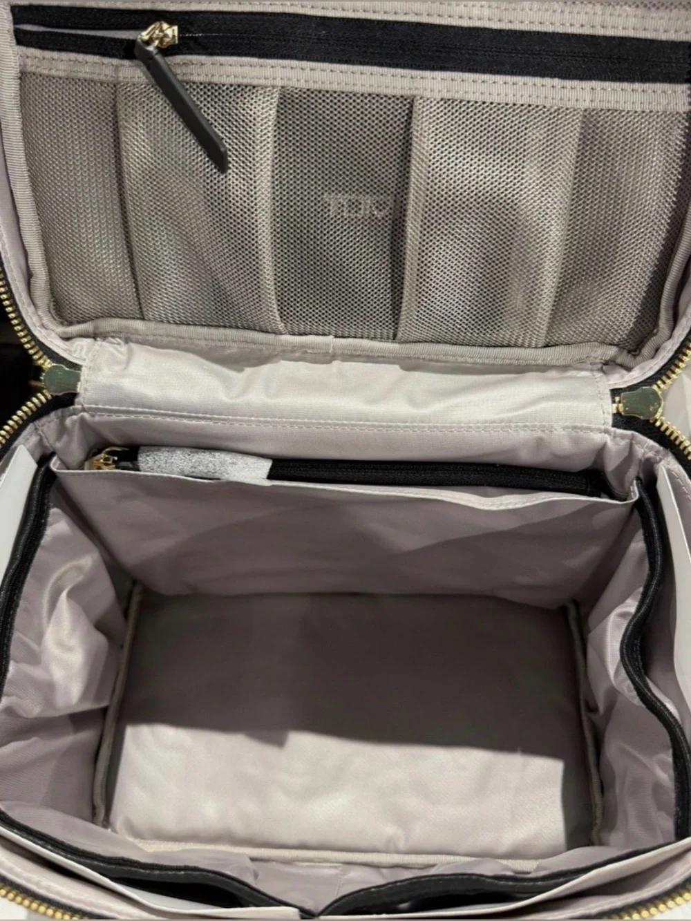NEW Tumi Voyageur LARGE 7.0” x 9.0” Nylon Train Case Cosmetic Bag BLACK w/ GOLD