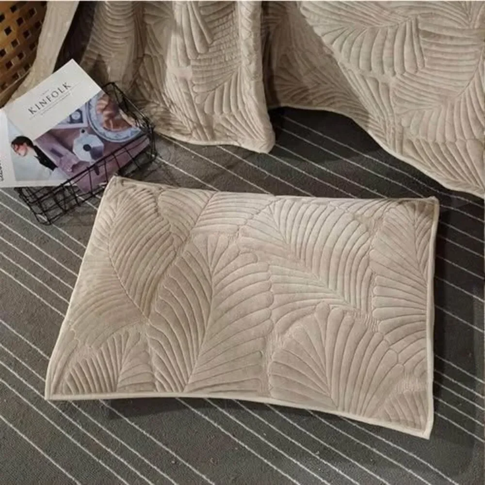 Queen comforter and large two pillowcases