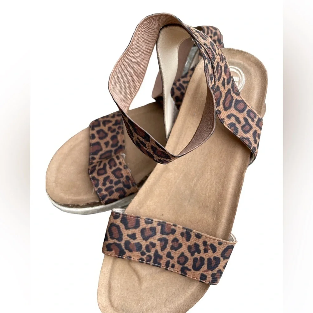 Wonder nation size 4/women’s size 6 cheetah print sandal. Great condition!!