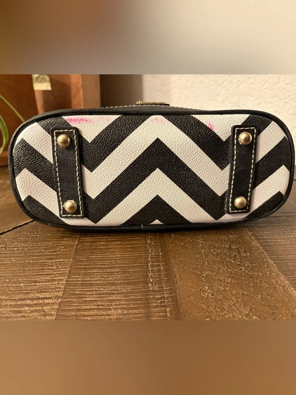Dooney & Bourke adorable dooney
