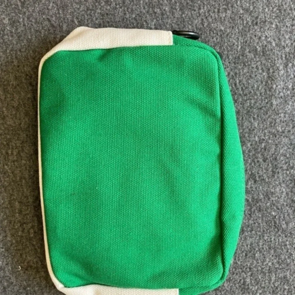 N/A green canvas