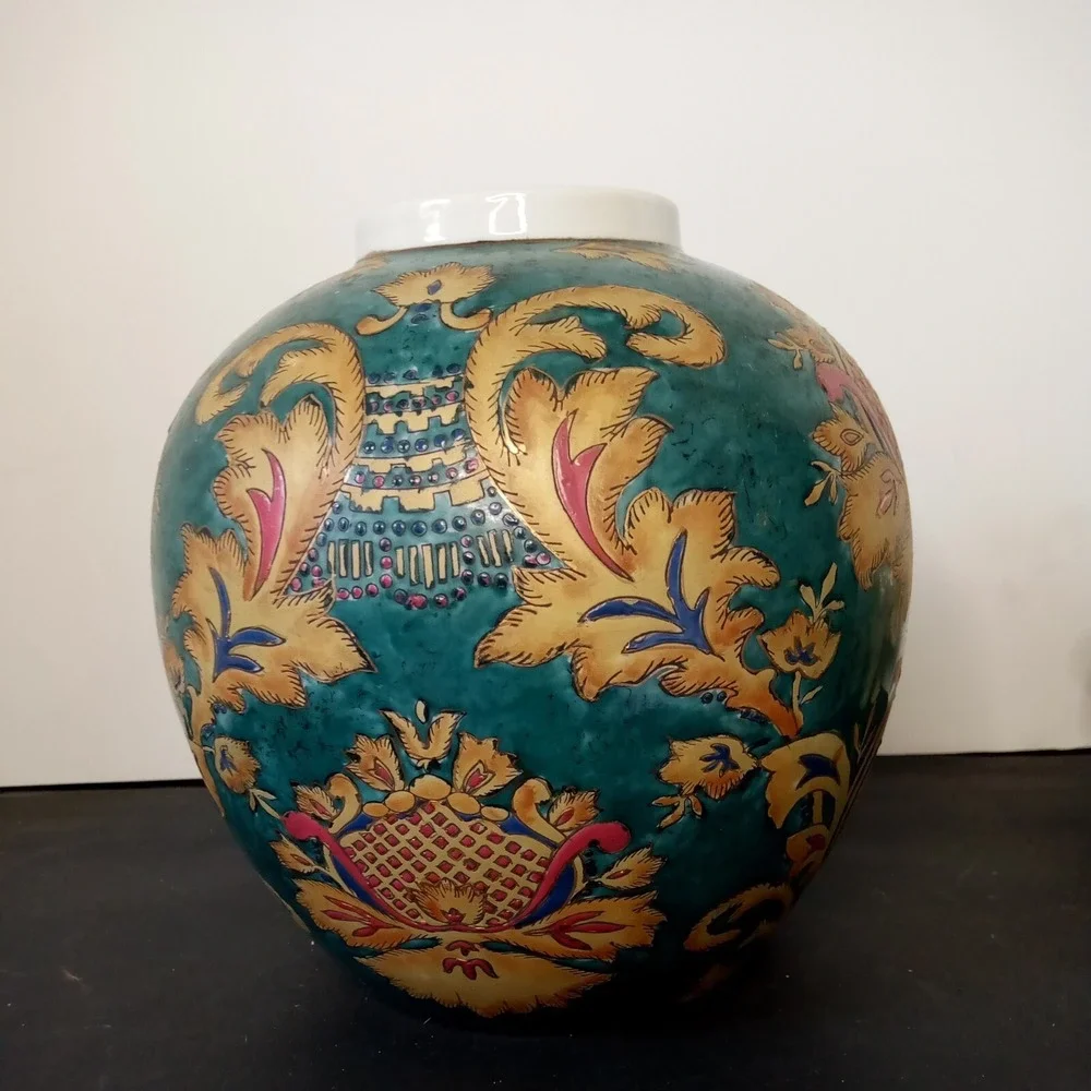 Medium  Round Porcelain vase Green In Color Floral‎ Pattern