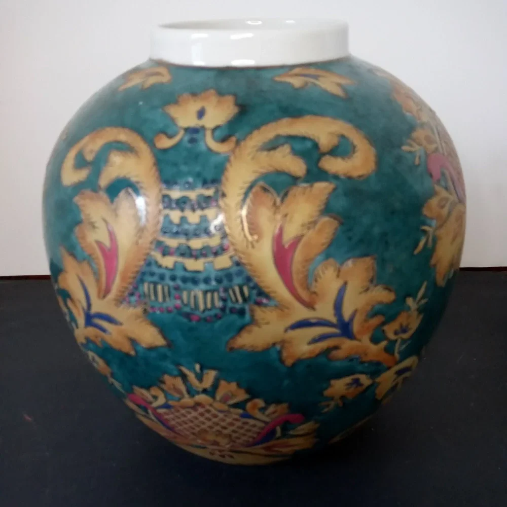 Medium  Round Porcelain vase Green In Color Floral‎ Pattern