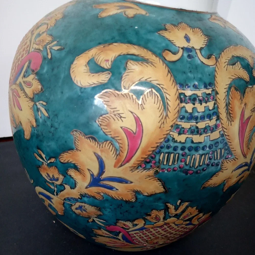 Medium  Round Porcelain vase Green In Color Floral‎ Pattern