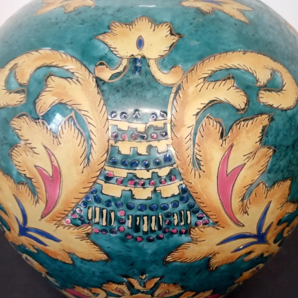 Medium  Round Porcelain vase Green In Color Floral‎ Pattern