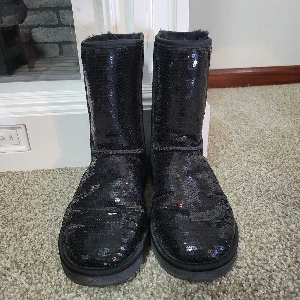 UGG stylish black