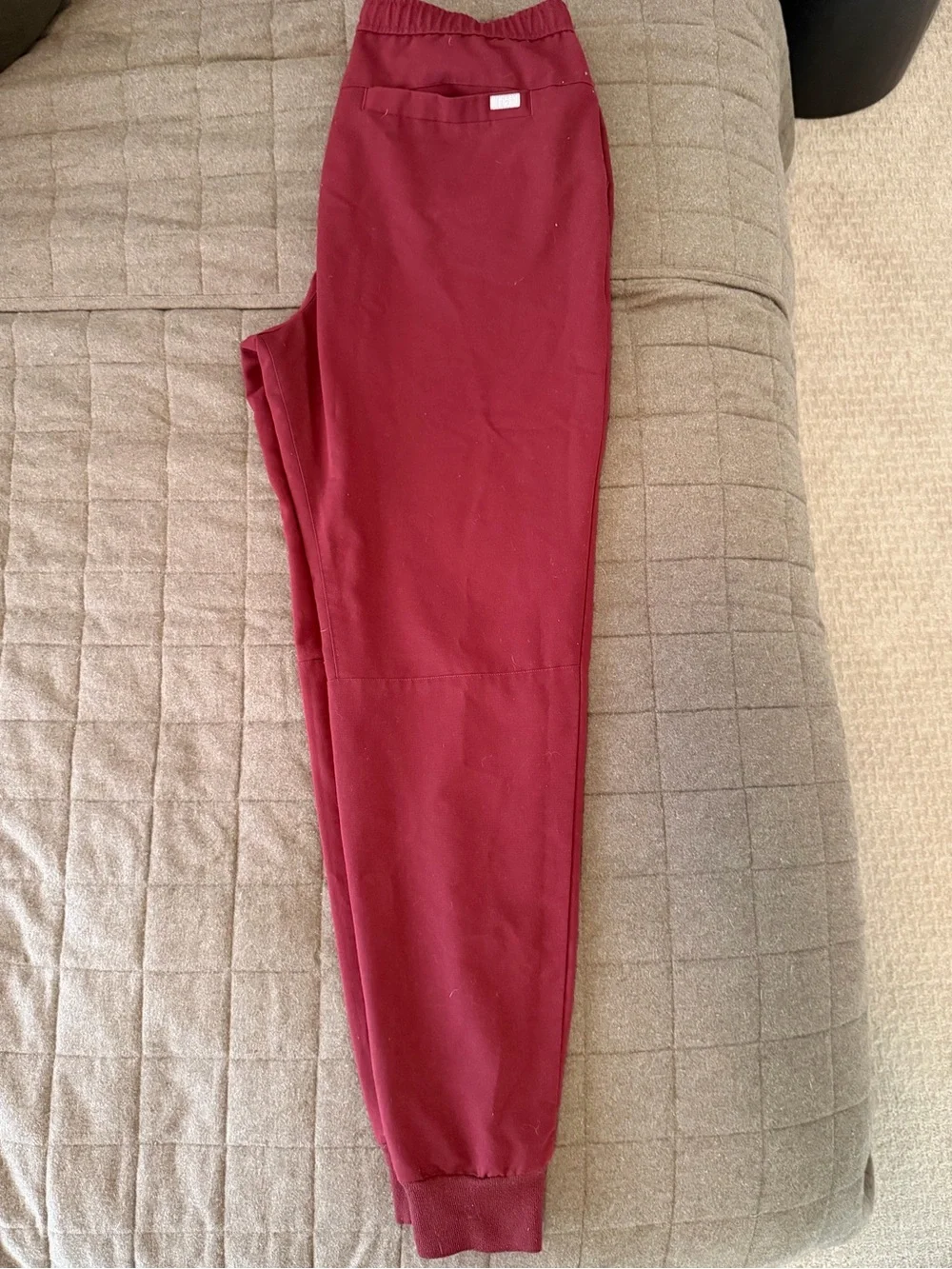 Figs sleek maroon