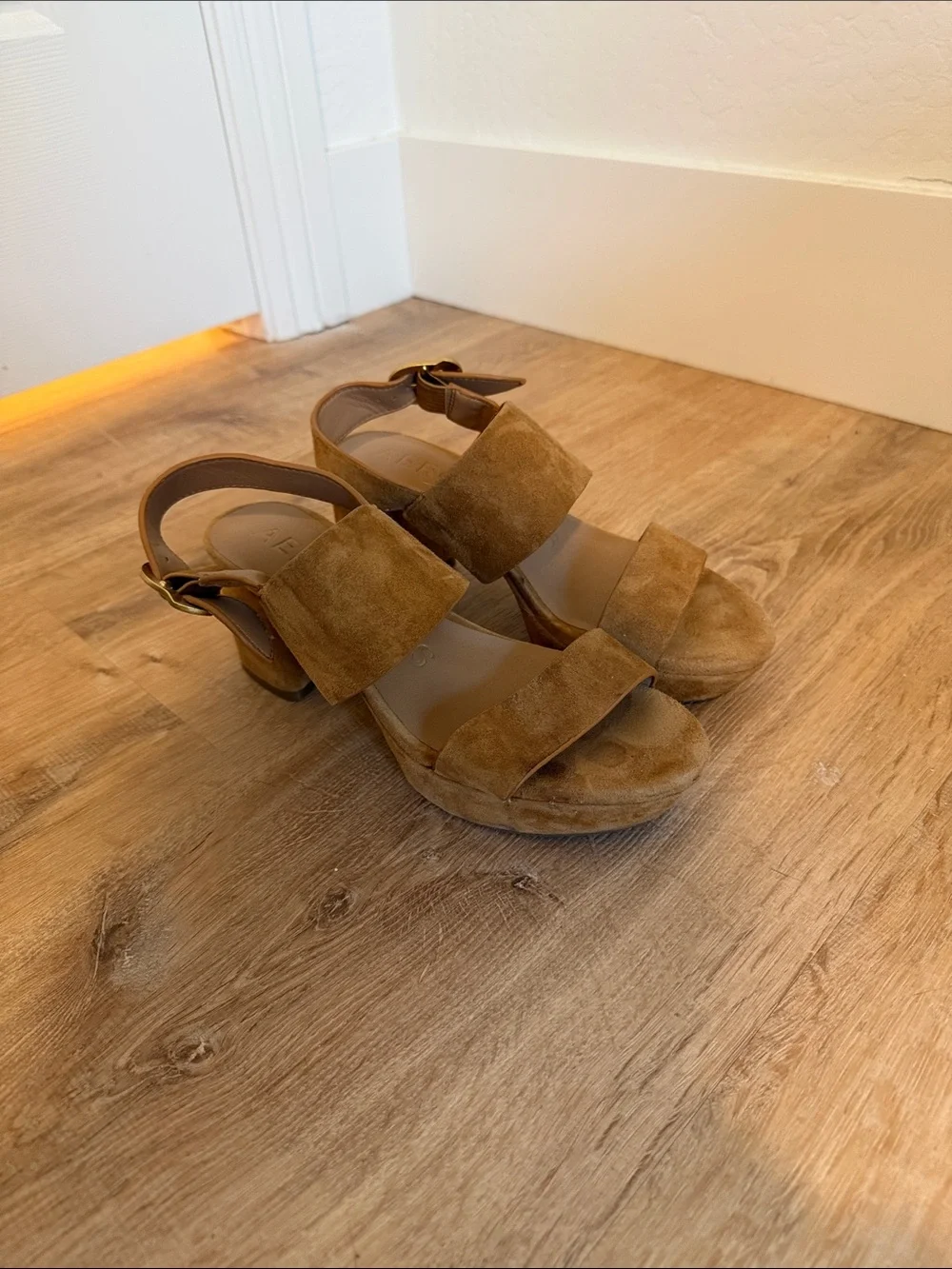 AEROSOLES suede platform