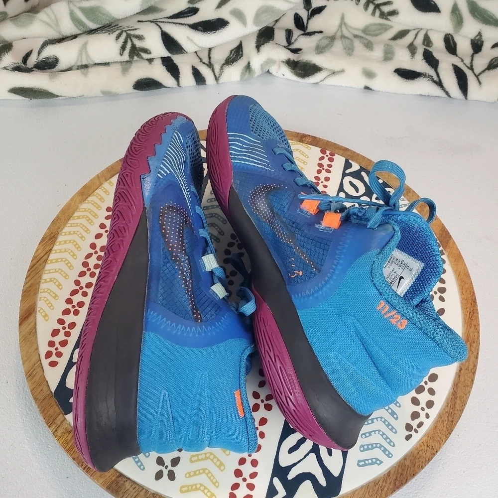 Boys Nike‎ Kyrie Irving basketball shoes Size 6Y