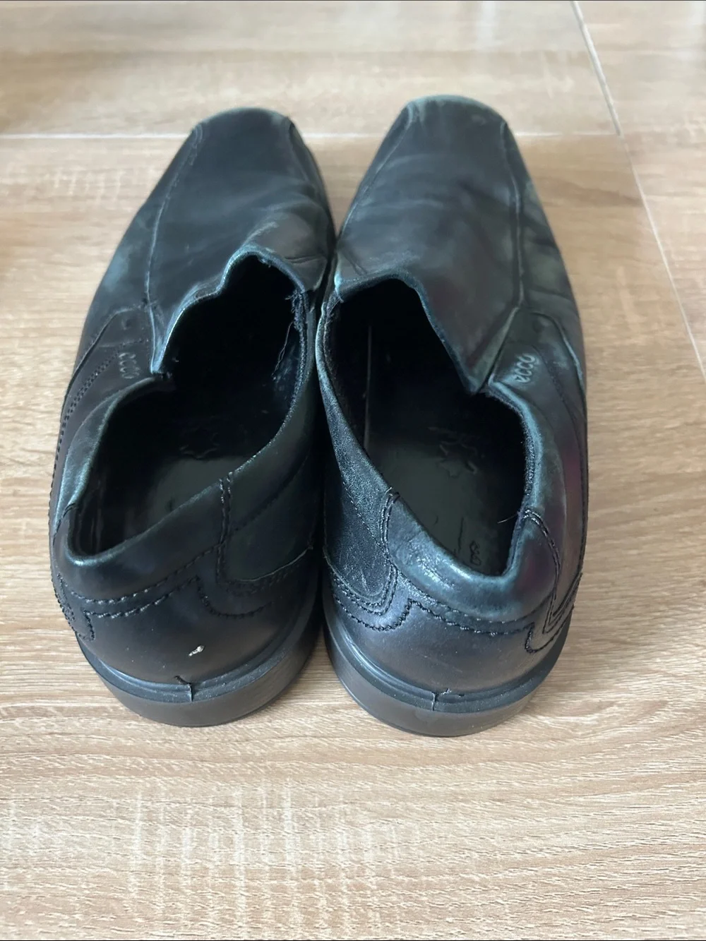 Ecco sleek black