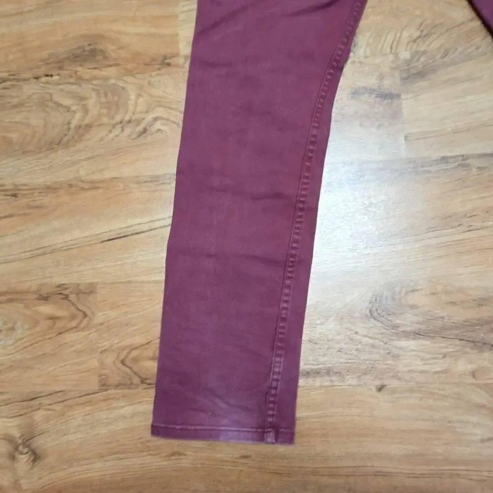 Levis opening waist visible