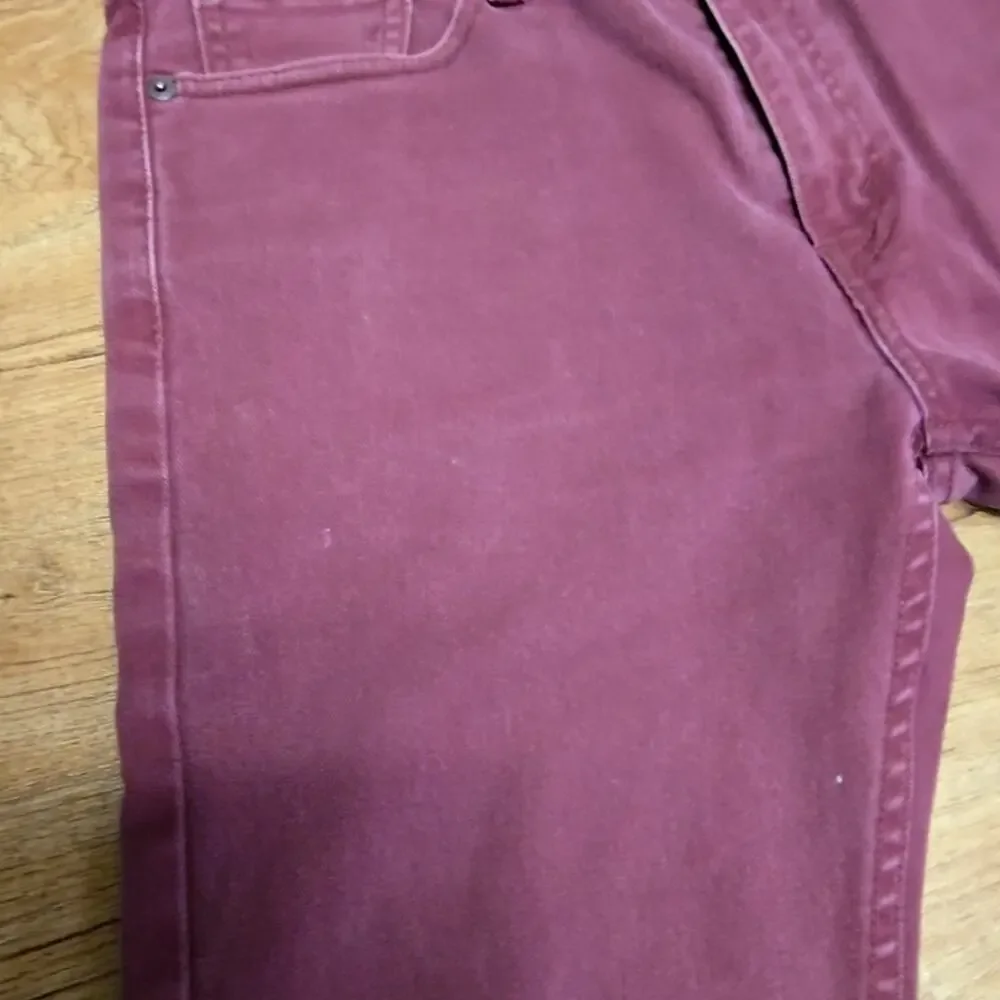 Levis material thigh