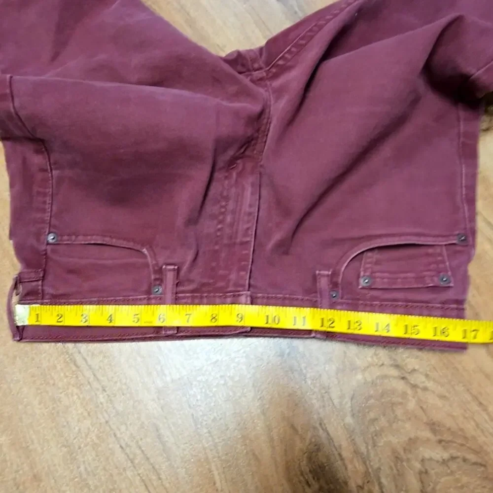Levis tears leg