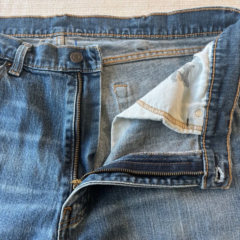 Levis regular note