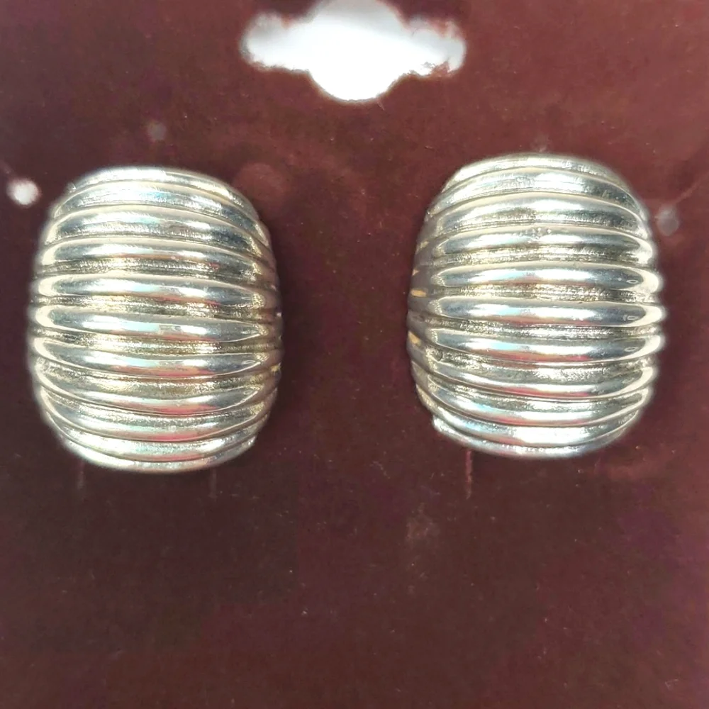 Vintage Silver Toned Oval Ribbed Clip on Earrings