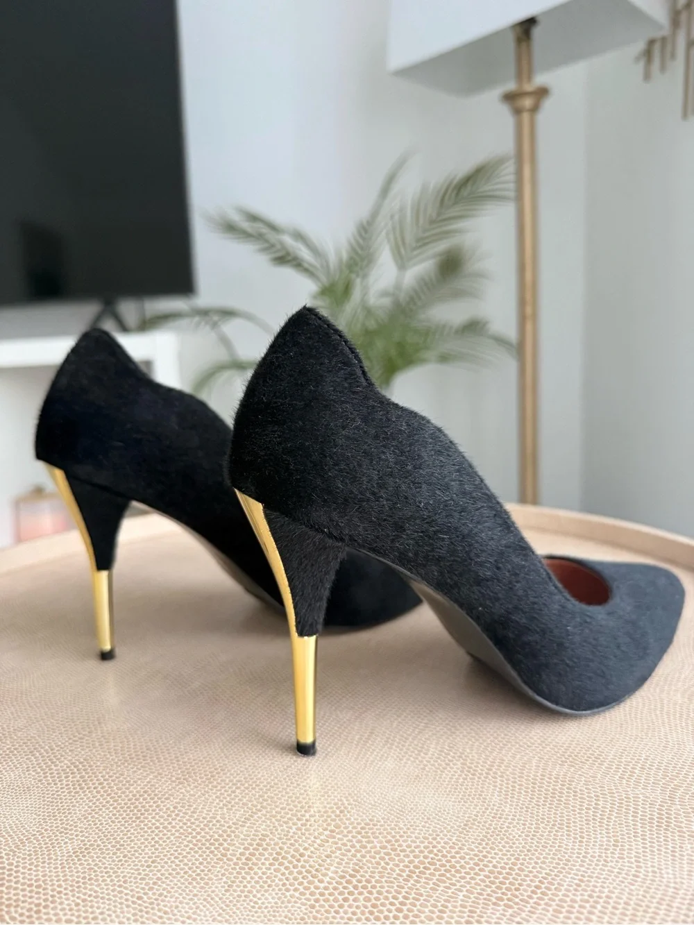 N/A black pointed
