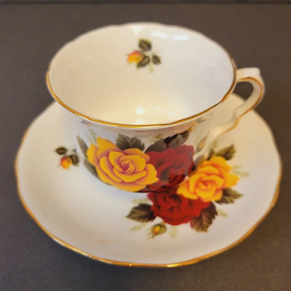 Vtg Quinn Anne Bone China Red & Yellow Cabbage Roses England Teacup And Saucer