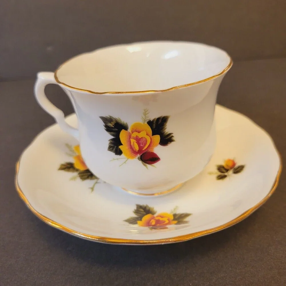Vtg Quinn Anne Bone China Red & Yellow Cabbage Roses England Teacup And Saucer