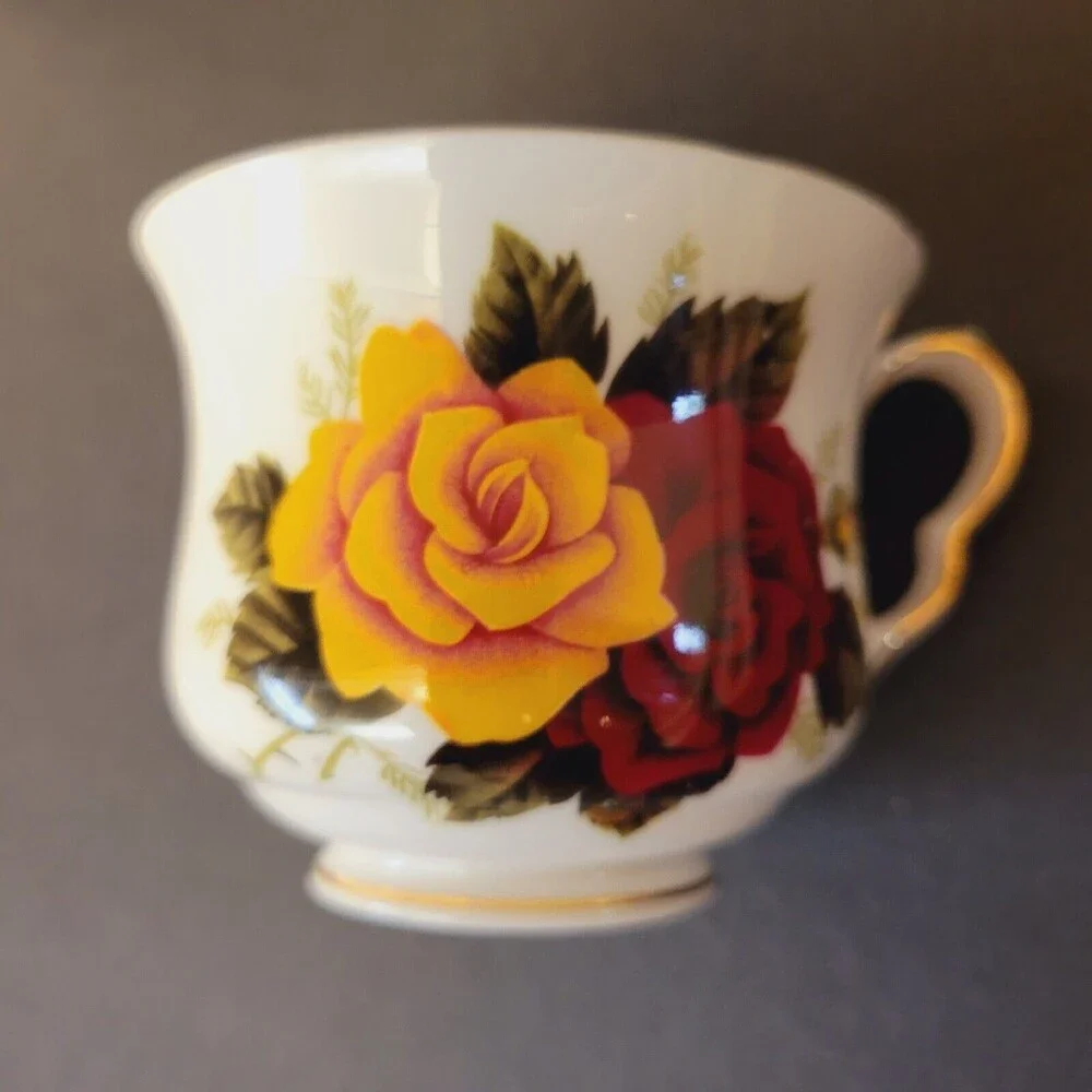 Vtg Quinn Anne Bone China Red & Yellow Cabbage Roses England Teacup And Saucer