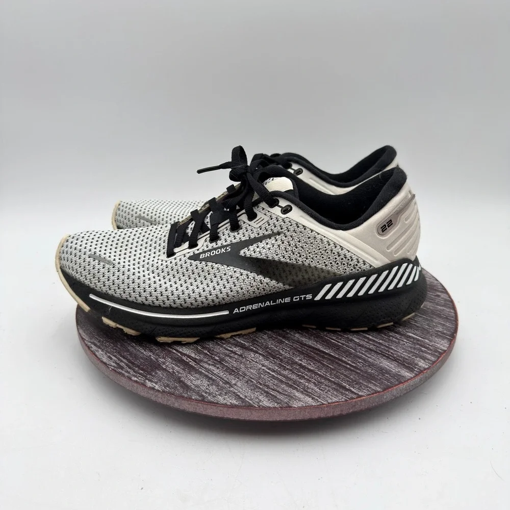 Brooks black white